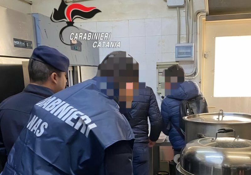 Nel ristorante di Aci Trezza carne e pesce scaduti