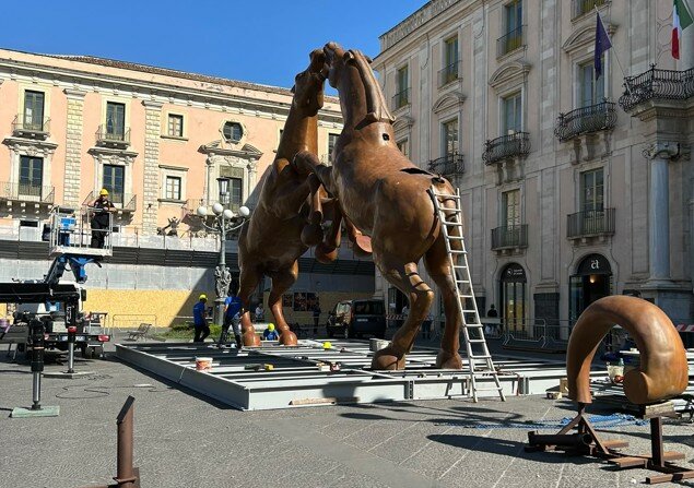 Catania come Troia: i cavalli di piazza Universit&agrave; scatenano i social