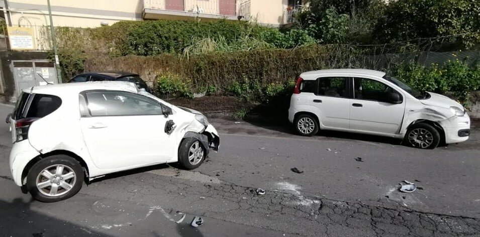 Catania: si sposta per evitare la buca e si ribalta