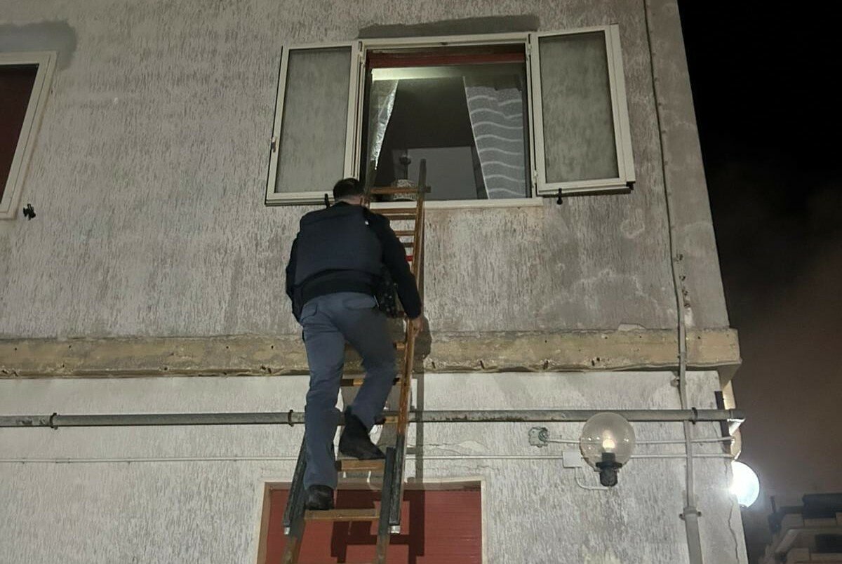 Agenti bloccati in casa col ladro: arrivano i pompieri
