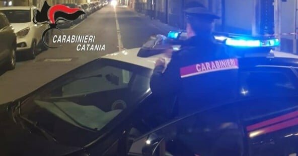 Catania, quasi la soffoca per rapinarla