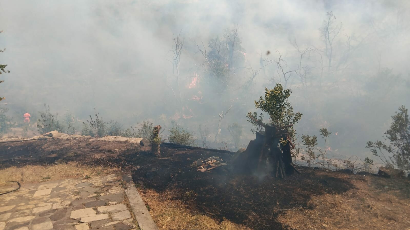 Vasto incendio a Militello Val di Catania
