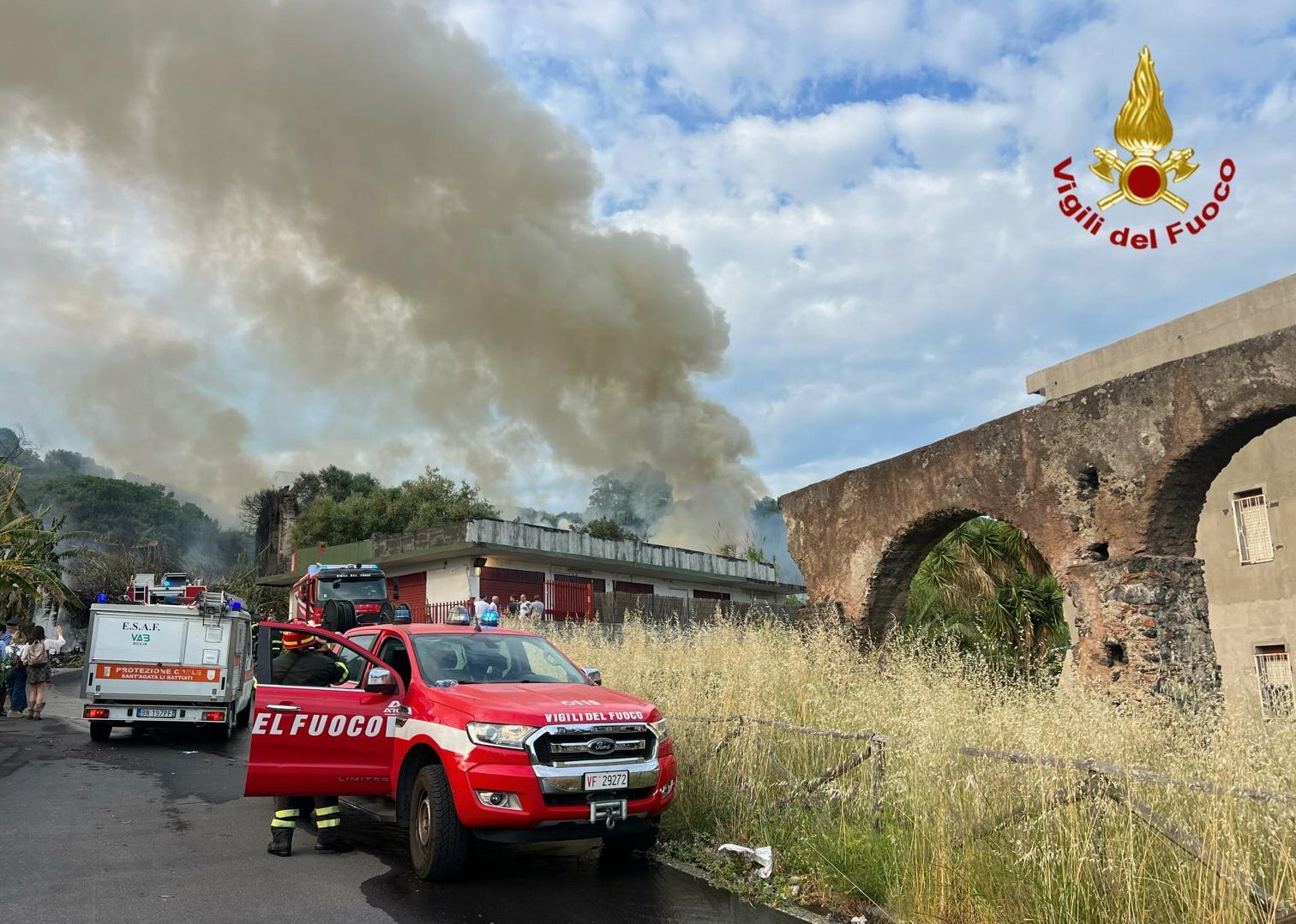 Grosso incendio a Canalicchio: lambite le case, feriti due pompieri