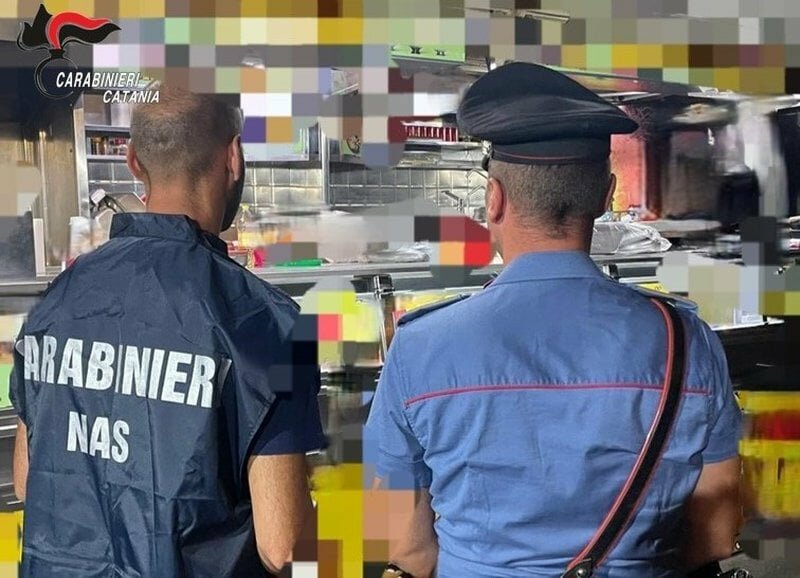 Bancone frigo guasto: sequestrati 30 chili di alimenti