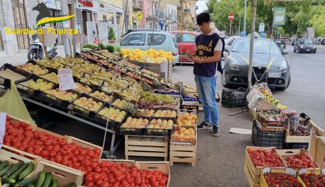 Duemila chili di ortofrutta sequestrati a Palermo