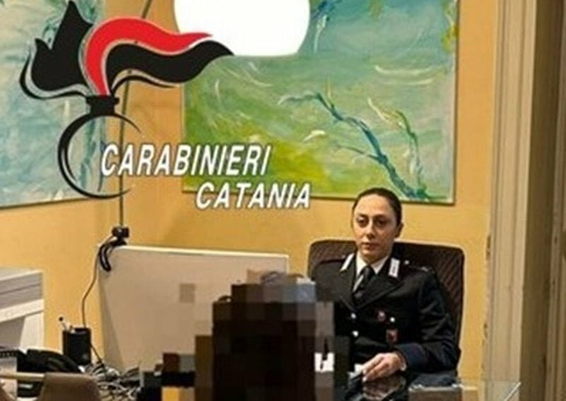 In strada scalza per sfuggire al convivente