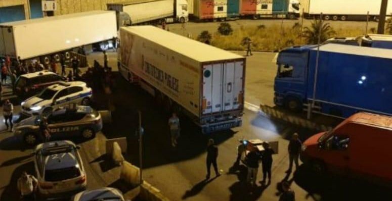 Chiede di spostare camion e viene aggredito