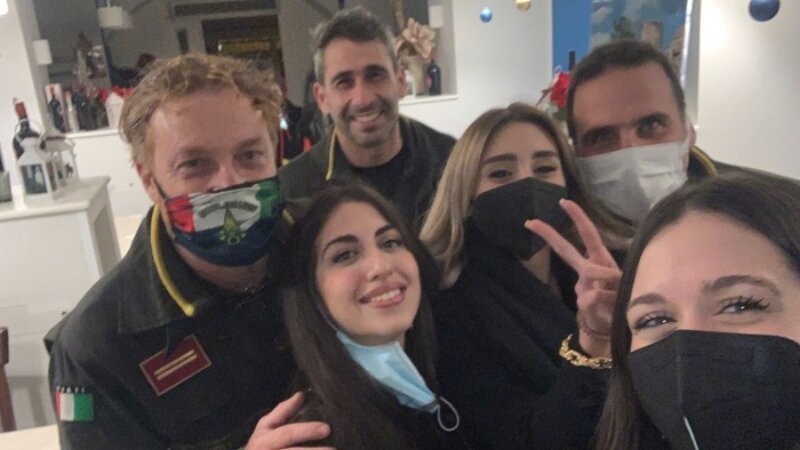 Ristoratore chiude, ragazze restano in bagno