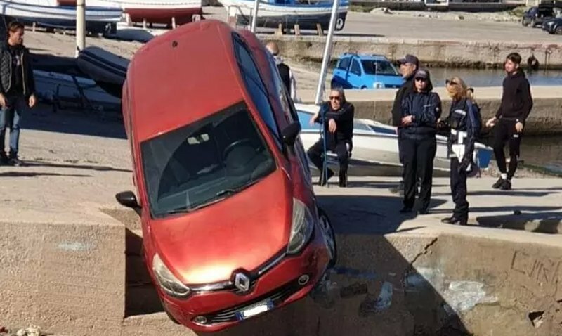 Con l'auto in bilico tra la terra e il mare