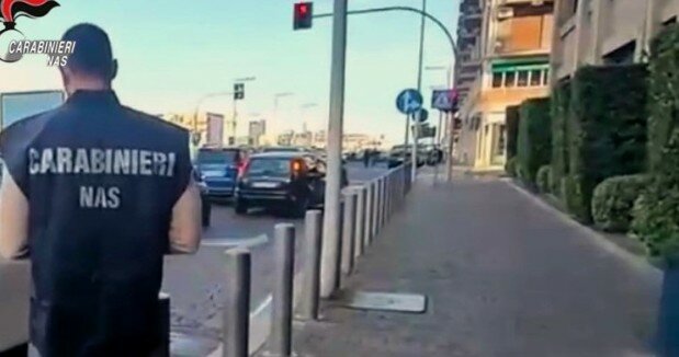 Sassi contro Banca d'Italia, poi assale i carabinieri