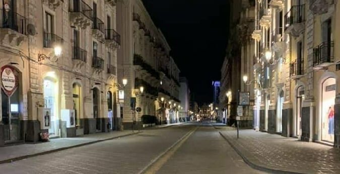 Evade dai domiciliari e passeggia in via Etnea