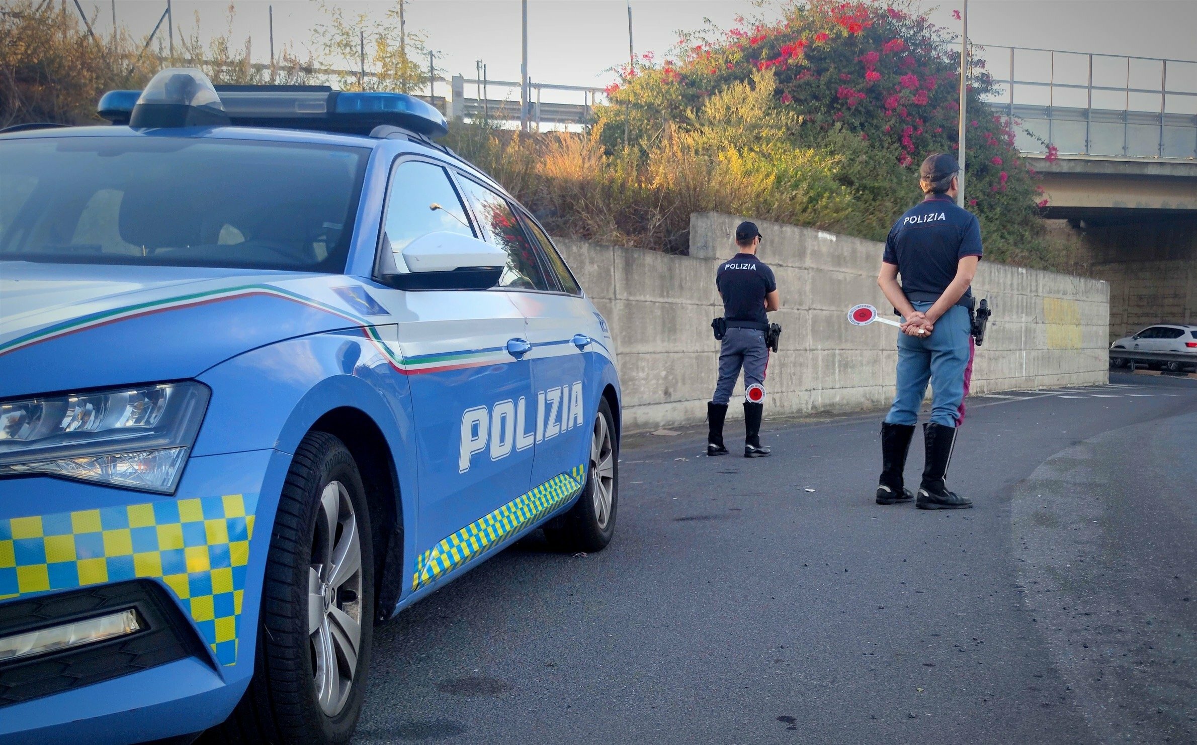 In panne con l'auto rubata, ma arriva la polizia