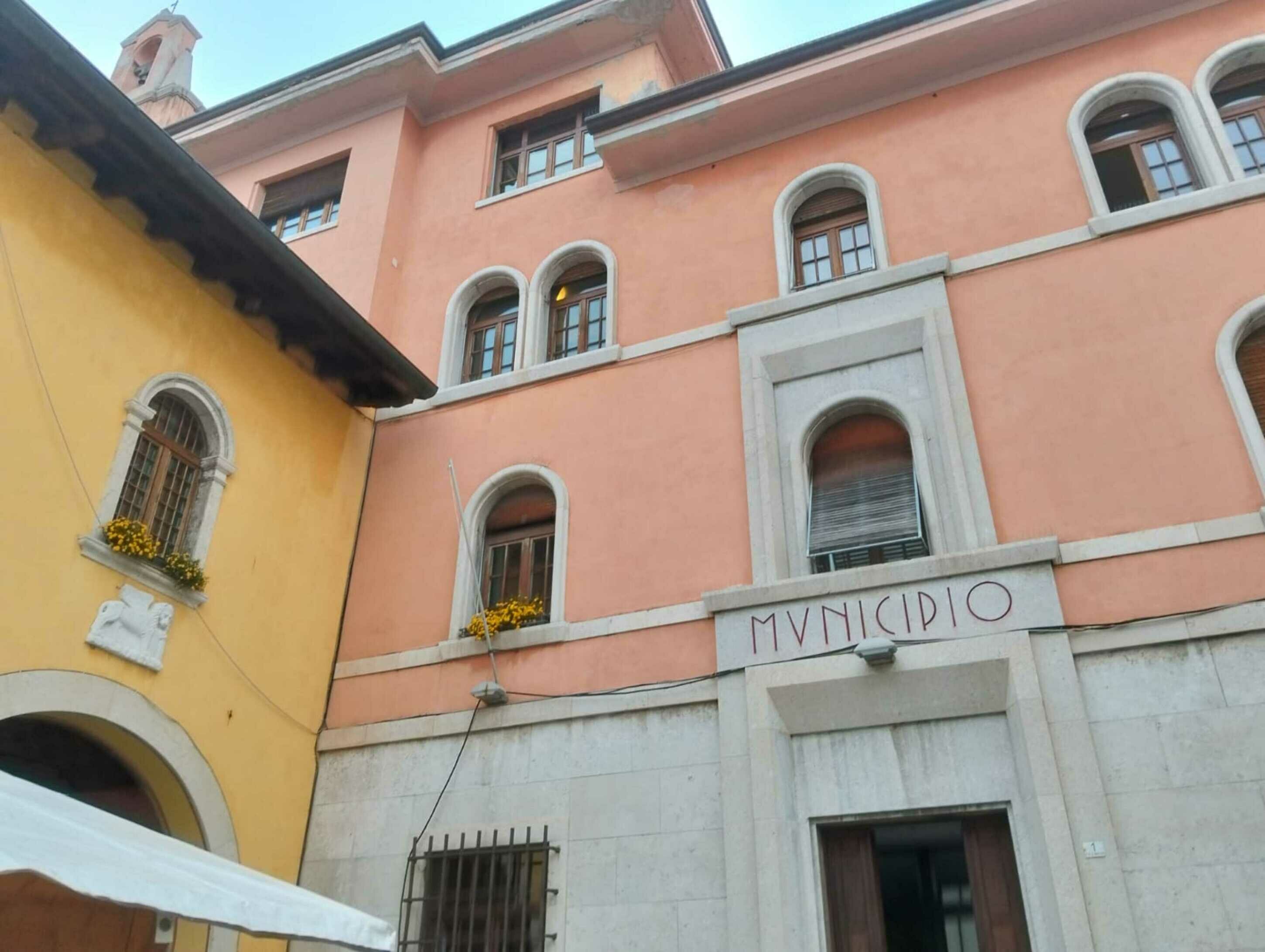 Uccide il figlio di 9 anni tagliandogli la gola