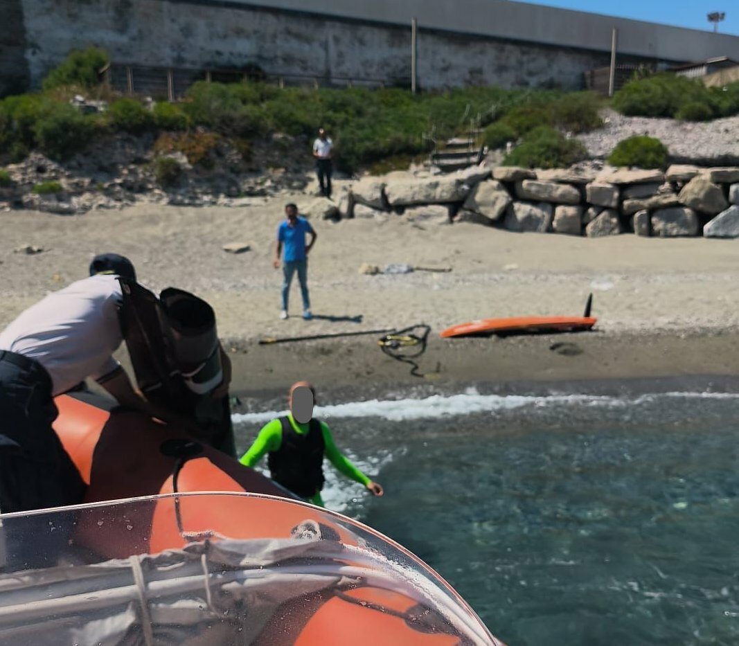 Soccorso surfista in balia della corrente