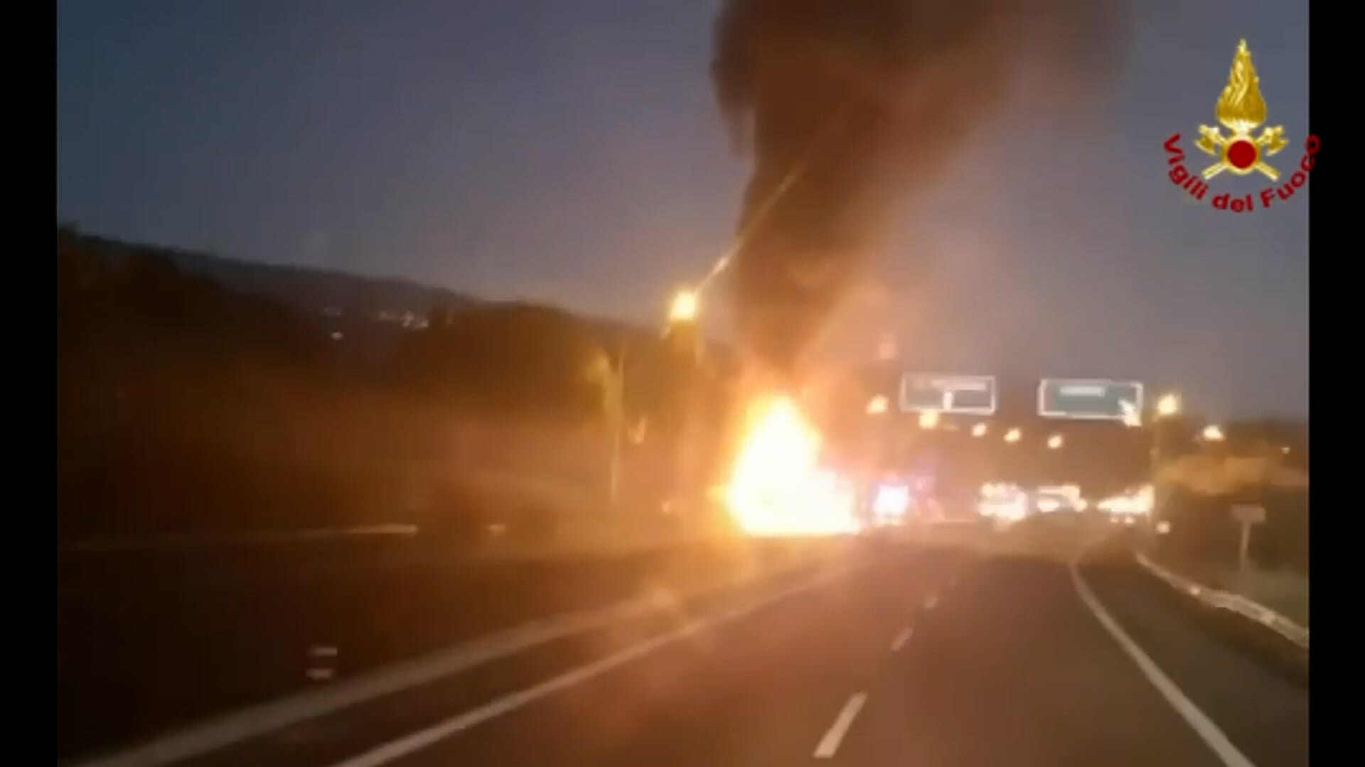 Bisarca in fiamme sulla A18