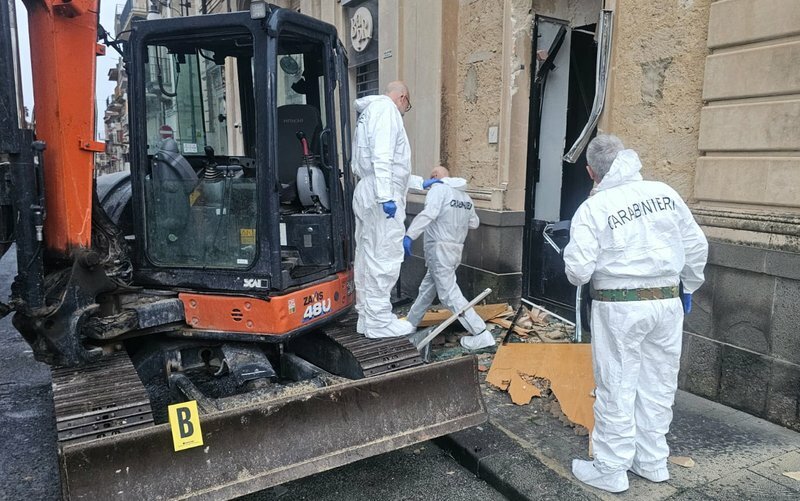 La banda della ruspa colpisce ancora