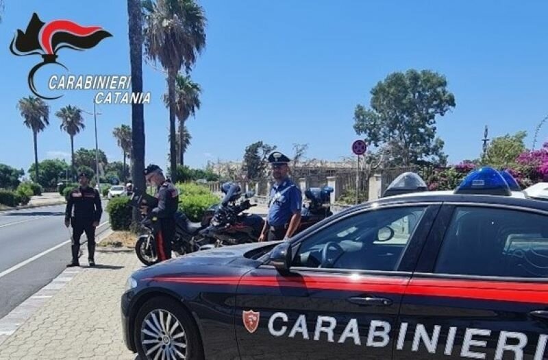 Un tuffo alla Plaia e tentano di rubargli l'auto