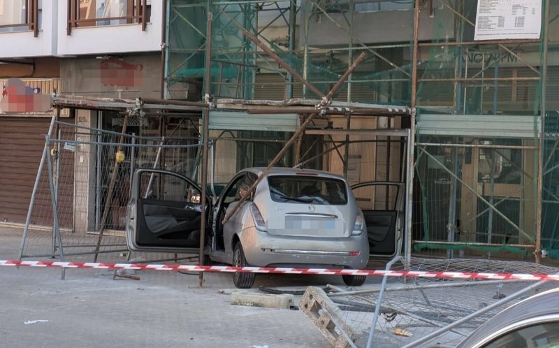 Auto contro ponteggio: ragazzo in ospedale