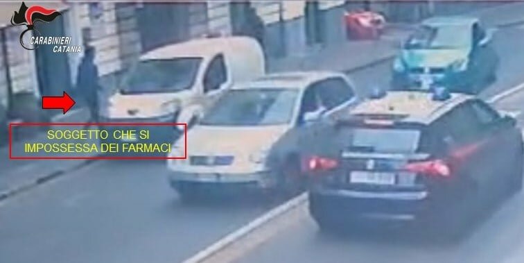 Ladro di farmaci bloccato in via Etnea Ladro di farmaci bloccato in via Etnea