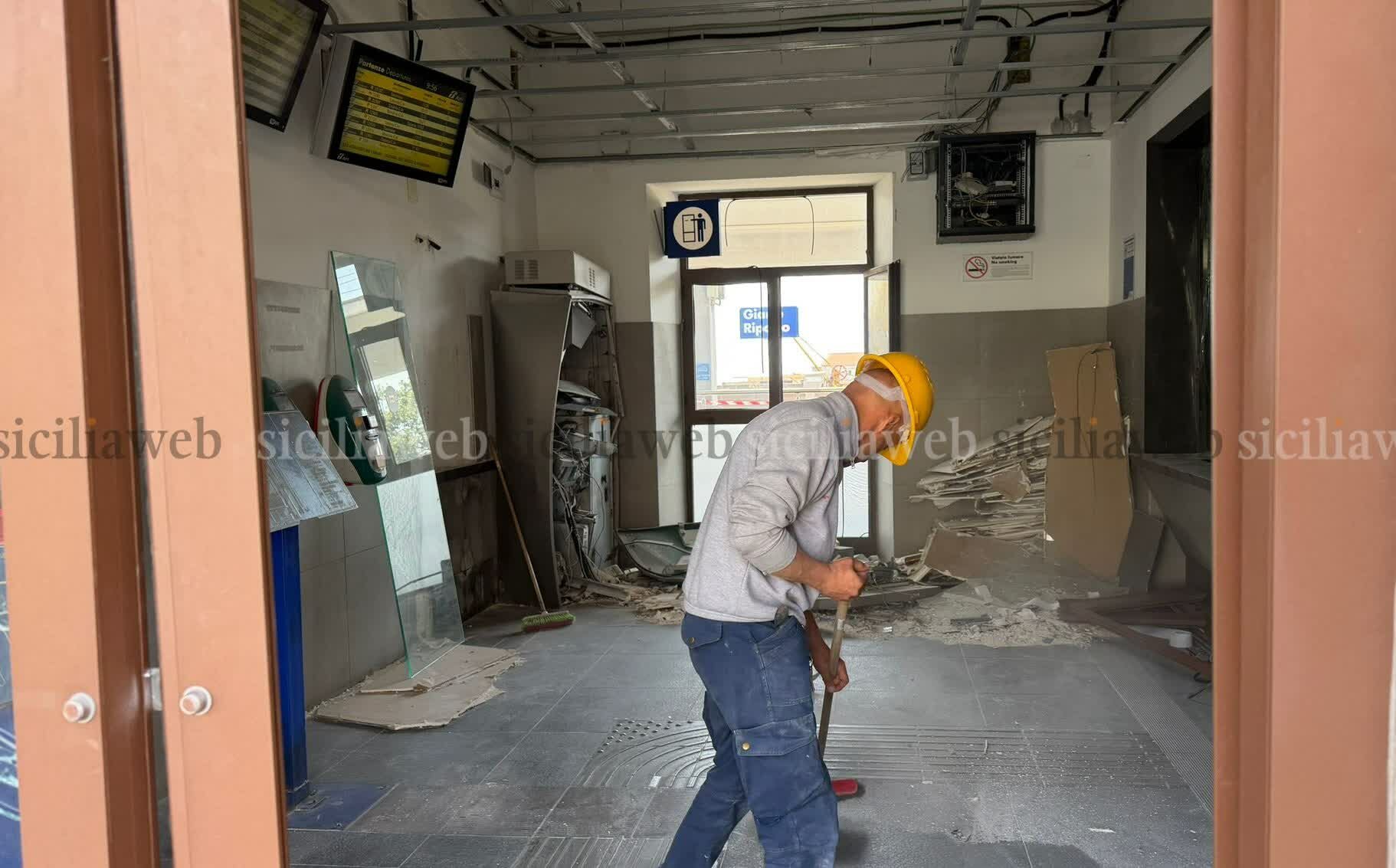 Giarre, bomba carta alla biglietteria della stazione