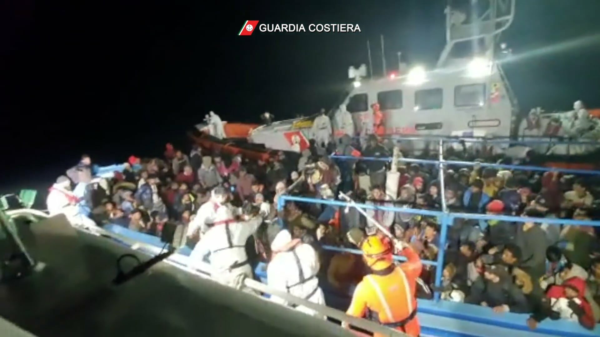 Lampedusa, il barcone scoppia