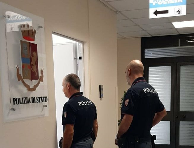 Arriva brillo in ospedale e aggredisce operatore