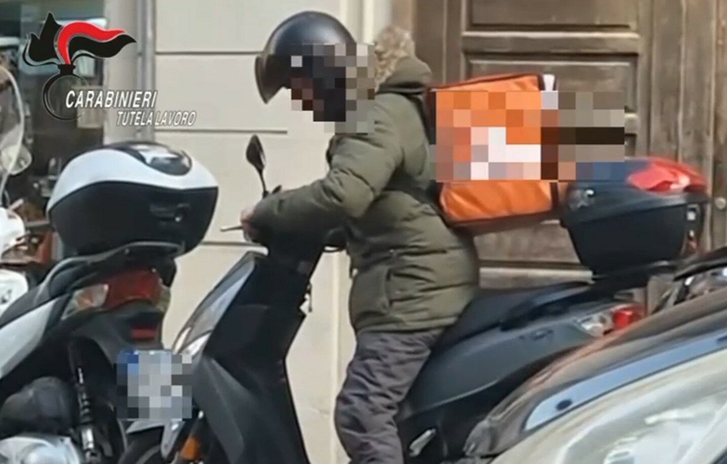 Rider pagati 3 euro a consegna con ritmi di lavoro estenuanti Rider pagati 3 euro a consegna con ritmi di lavoro estenuanti