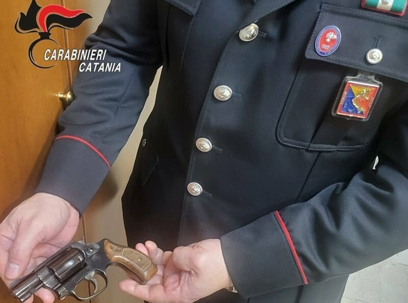 Minaccia vicino con la pistola: "Ti ammazzo"