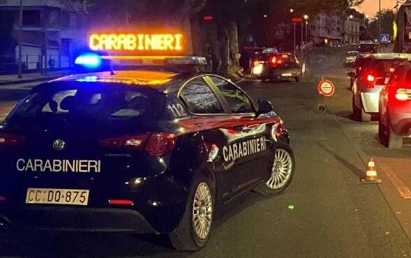 Accoltellato alla gola vicino a una discoteca