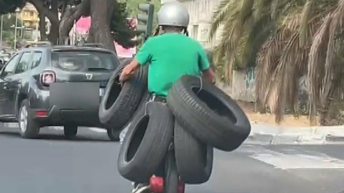 A Catania il mezzo a 7 ruote A Catania il mezzo a 7 ruote