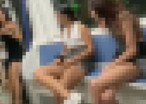 Botte tra ragazzine: e tutti a filmare