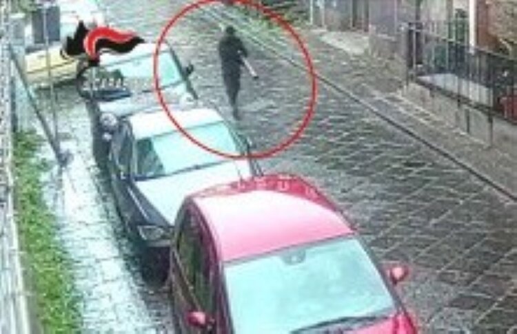 Catania: ruba pluviale davanti alla biblioteca comunale