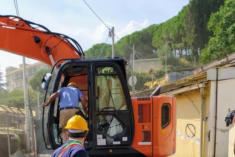 Crolla tetto della cameretta mentre i bimbi dormono Crolla tetto della cameretta mentre i bimbi dormono
