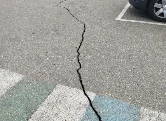 Strada spaccata e terremoti, niente scuola a Tremestieri