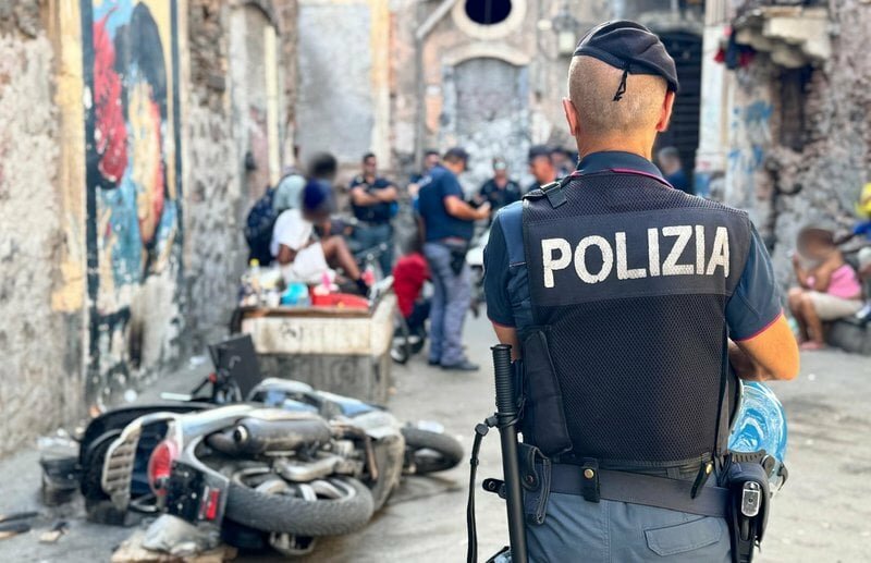 San Berillo: scooter rubati e divani lasciati in strada