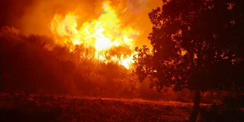 Muore tra le fiamme mentre incendia sterpaglie