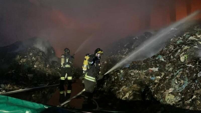 Area rifiuti in fiamme