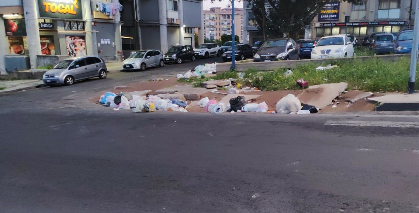 "I mezzi dei netturbini distruggono il marciapiede"