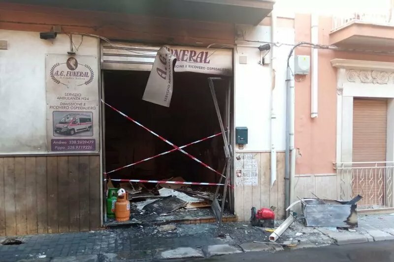 Esplosione davanti agenzia di pompe funebri