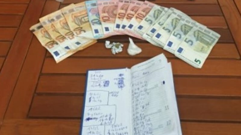 Vede i carabinieri e getta la cocaina nel water