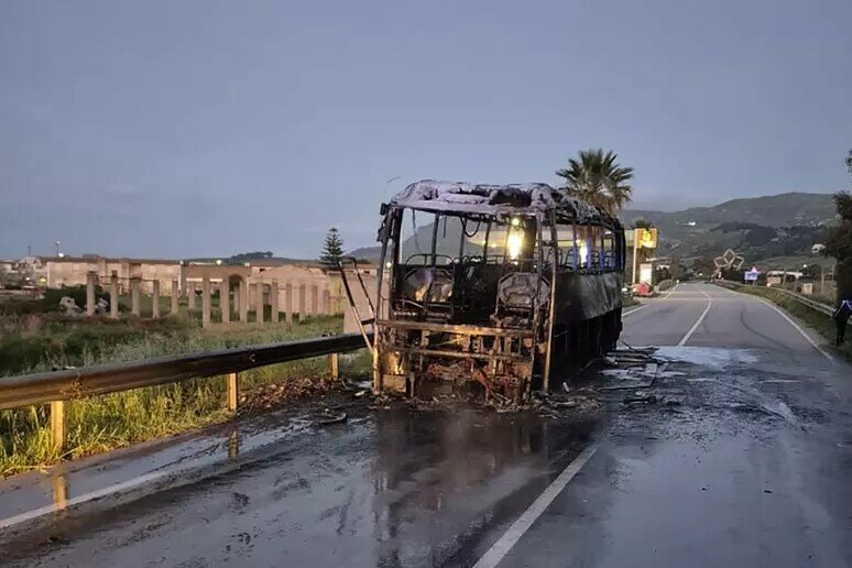 A fuoco autobus di linea durante la corsa: un ferito