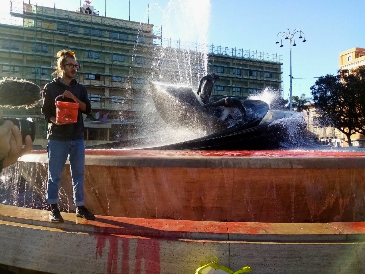 2.ATTIVISTA-CON-SECCHIO.jpeg 2.ATTIVISTA-CON-SECCHIO.jpeg