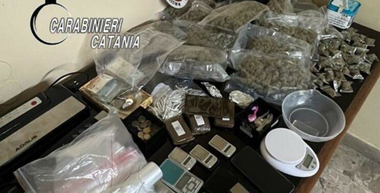 Seduto in panchina vendeva droga ai ragazzi
