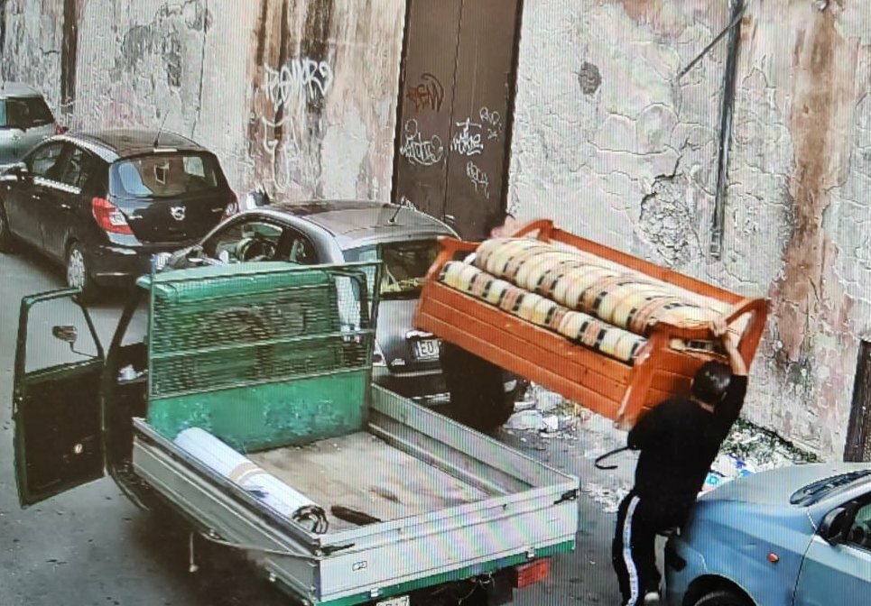 A Catania si scarica di tutto: spunta un divano
