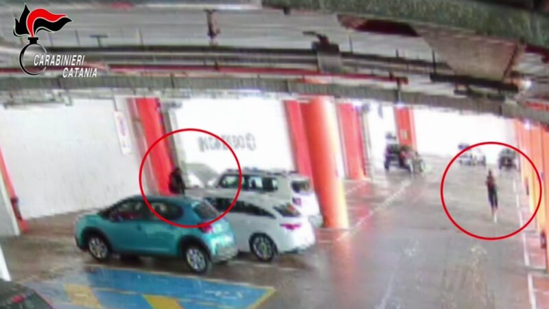 Ladro di fari d'auto nel centro commerciale