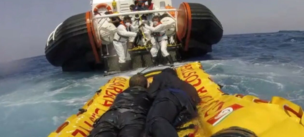 Lampedusa: il video del salvataggio in mare