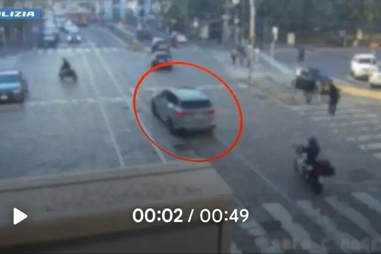 Entra in auto e ruba orecchini da 100 mila euro Entra in auto e ruba orecchini da 100 mila euro