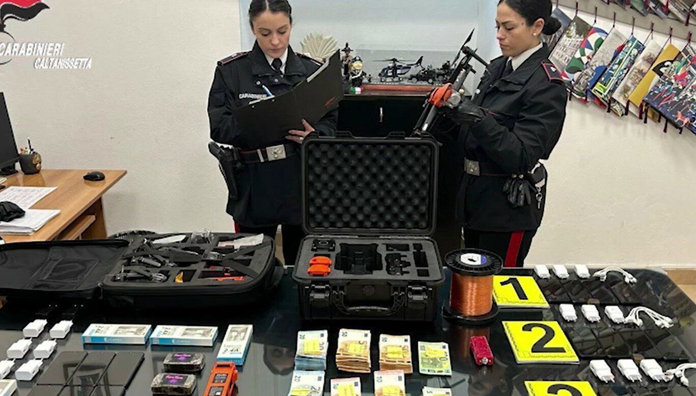 Droga e cellulari in carcere col drone: 3 arresti