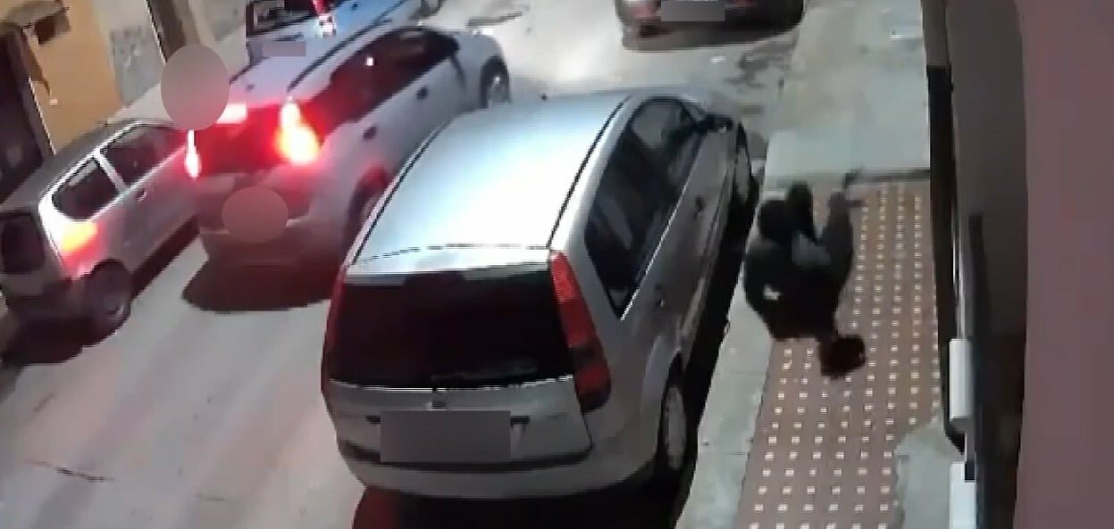 Video shock: lo aspetta sotto casa e gli spara