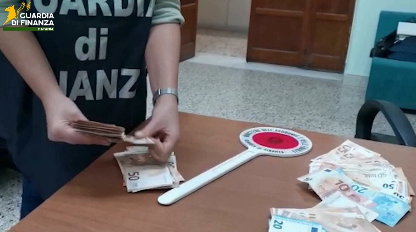 Sfruttati nel supermercato del Catanese: 2 arresti